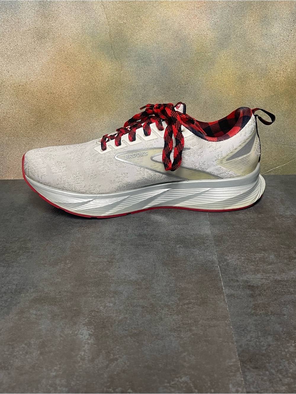 Brooks Levitate 6 Christmas Run Merry Women’s Running Shoes White/Red Size 8.5B - Picture 11 of 16